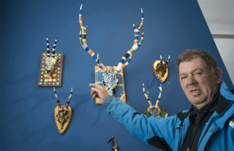 Un patient qui montre des oeuvres de la fabrique de l'art brut gugging